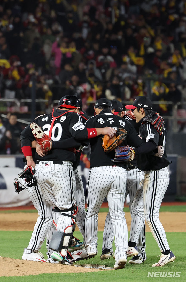 [수원=뉴시스] 김금보 기자 = 11일 오후 경기 수원시 kt위즈파크에서 열린 2023 KBO 한국시리즈 4차전 LG 트윈스와 kt 위즈의 경기, LG 선수들이 15-4로 승리를 거두고 기뻐하고 있다. 2023.11.11. kgb@newsis.com