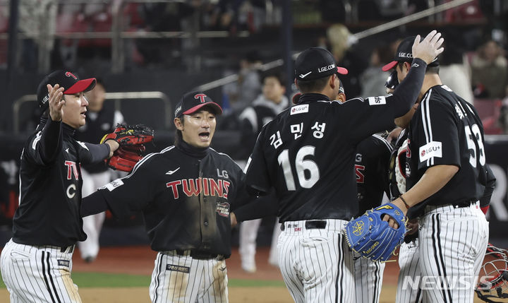 [수원=뉴시스] 김근수 기자 = 11일 오후 경기 수원시 kt위즈파크에서 열린 2023 KBO 한국시리즈 4차전 LG 트윈스와 kt 위즈의 경기, 15대 4로 LG 트윈스가 승리를 거둔 뒤 선수들끼리 기뻐하고 있다. 2023.11.11. ks@newsis.com