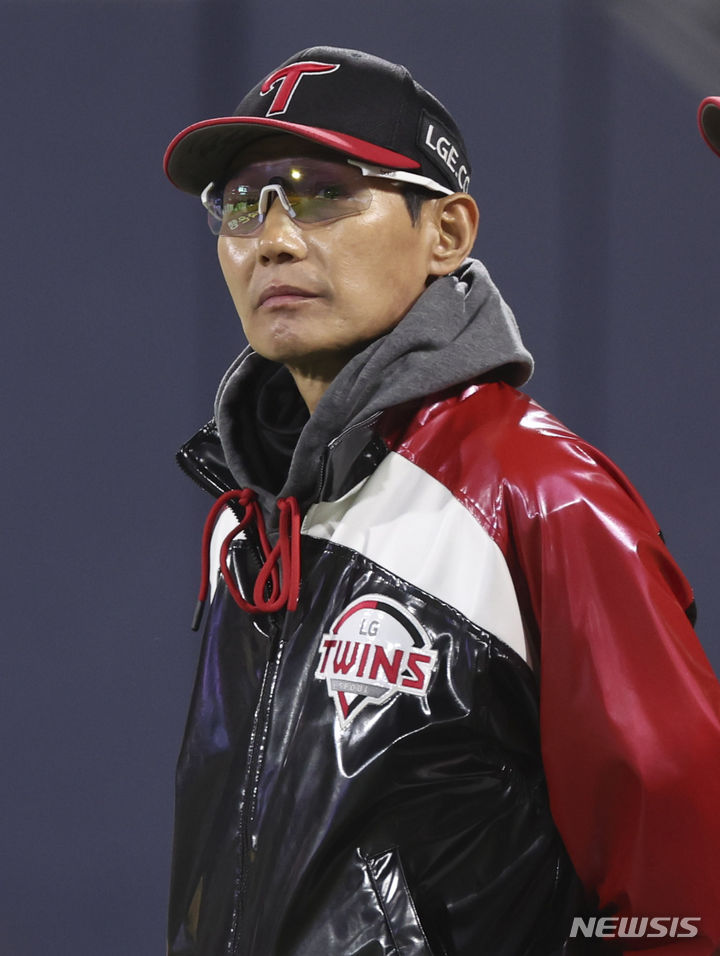 [수원=뉴시스] 김근수 기자 = 11일 오후 경기 수원시 kt위즈파크에서 열린 2023 KBO 한국시리즈 4차전 LG 트윈스와 kt 위즈의 경기, 15대 4로 LG 트윈스가 승리, LG 염경엽 감독이 경기장을 바라보고 있다. 2023.11.11. ks@newsis.com