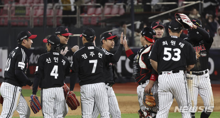 [수원=뉴시스] 김근수 기자 = 11일 오후 경기 수원시 kt위즈파크에서 열린 2023 KBO 한국시리즈 4차전 LG 트윈스와 kt 위즈의 경기, 15대 4로 LG 트윈스가 승리를 거둔 뒤 선수들끼리 기뻐하고 있다. 2023.11.11. ks@newsis.com