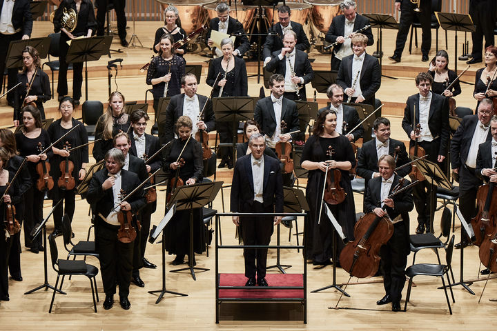 [서울=뉴시스]지휘자 파비오 루이지와 로열 콘세르트헤바우 오케스트라(RCO)가 지난 11일 서울 송파구 롯데콘서트홀에서 공연을 마친 후 인사하고 있다. (사진=롯데콘서트홀제공) 2023.11.12. photo@newsis.com *재판매 및 DB 금지