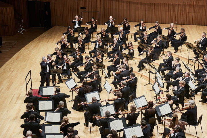 [서울=뉴시스]지휘 파비오 루이지와 로열 콘세르트헤바우 오케스트라(RCO)가 지난 11일 서울 송파구 롯데콘서트홀에서 내한 공연하고 있다. (사진=롯데콘서트홀 제공) 2023.11.12. photo@newsis.com *재판매 및 DB 금지