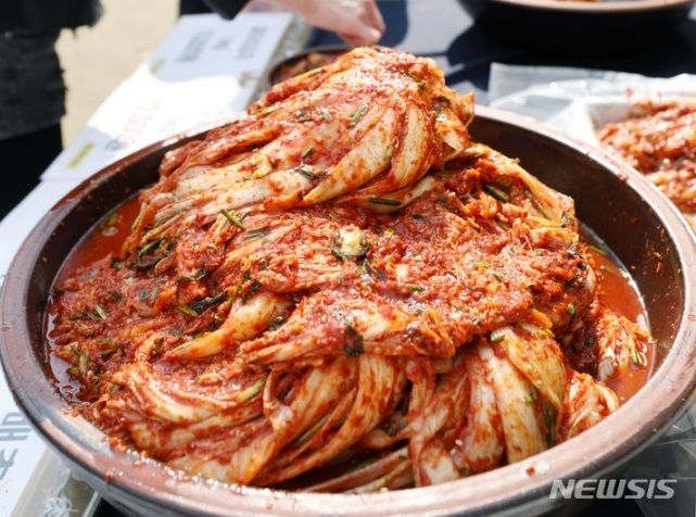 [서울=뉴시스] 김진아 기자 = 23일 서울 중구 서울광장에서 열린 2023 전라남도 직거래장터 큰잔치에 김치가 진열돼있다. 2023.10.23. bluesoda@newsis.com *재판매 및 DB 금지