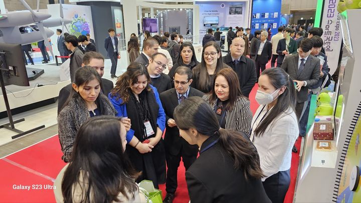 [서울=뉴시스] 파라과이 지적청 사무국장을 비롯한 공무원 12명이 2023 스마트국토엑스포 현장을 방문하고 있다. 2023.11.12. (사진=LX 제공) photo@newsis.com *재판매 및 DB 금지