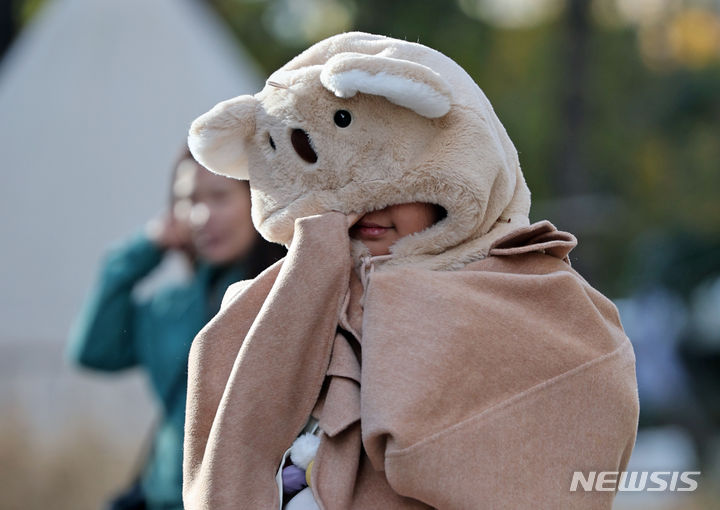 [서울=뉴시스] 김금보 기자 = ﻿﻿요즘처럼 일교차가 클 때 감기 몸살로 오인하기 쉬운 갑상선 질환이 있다. 우리 몸이 필요로 하는 만큼의 갑상선 호르몬을 만들어 내지 못하는 '갑상선 기능 저하증(갑상샘 저하증)'이다. 유독 추위를 심하게 탄다면 갑상선에 이상이 생긴 것은 아닌지 의심해볼 필요가 있다. 영하권 초겨울 날씨를 보인 지난 12일 서울 중구 청계광장을 찾은 외국인 관광객들이 추위에 몸을 움츠리고 이동하고 있다. 2023.11.12. kgb@newsis.com