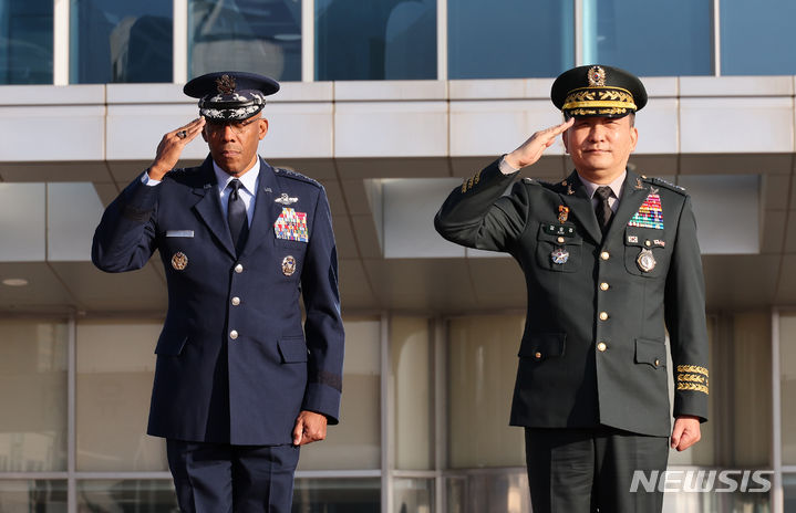 [서울=뉴시스] 사진공동취재단 = 김승겸 합참의장과 찰스 브라운 미국 합참의장이 12일 오전 서울 용산구 국방부 연병장에서 열린 환영 의장 행사에서 경례하고 있다. 2023.11.12. photo@newsis.com