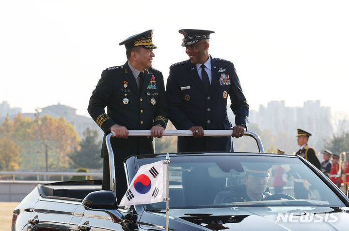 [서울=뉴시스] 사진공동취재단 = 김승겸 합참의장과 찰스 브라운 미국 합참의장이 12일 오전 서울 용산구 국방부 연병장에서 열린 환영 의장 행사에 참석해 대화하고 있다. 2023.11.12. photo@newsis.com