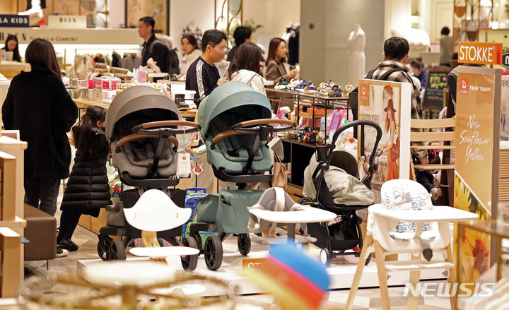 [서울=뉴시스] 서울 중구 한 백화점에 유아용품이 진열돼 있다. (사진=뉴시스 DB). photo@newsis.com 