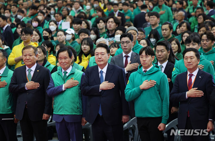 [고양=뉴시스] 조수정 기자 = 윤석열 대통령이 12일 경기 고양시 킨텍스에서 열린 2023 전국새마을지도자대회 '청년의 약속' 선포식에서 국기에 경례하고 있다. (대통령실통신사진기자단) 2023.11.12. chocrystal@newsis.com