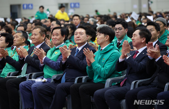 [고양=뉴시스] 조수정 기자 = 윤석열 대통령이 12일 경기 고양시 킨텍스에서 열린 2023 전국새마을지도자대회 '청년의 약속' 선포식에서 박수치고 있다. 오른쪽은 김기현 국민의힘 대표, 오른쪽 세번째부터 윤 대통령, 곽대훈 새마을운동중앙회장, 이상민 행정안전부 장관. (대통령실통신사진기자단) 2023.11.12. chocrystal@newsis.com