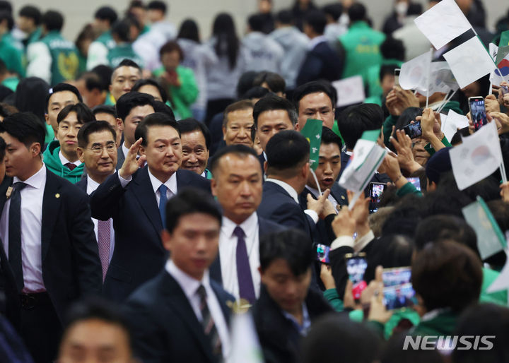 [고양=뉴시스] 조수정 기자 = 윤석열 대통령이 12일 경기 고양시 킨텍스에서 열린 2023 전국새마을지도자대회 '청년의 약속' 선포식에 입장하며 인사하고 있다. (대통령실통신사진기자단) 2023.11.12. chocrystal@newsis.com