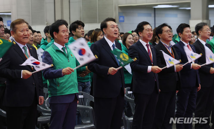 [고양=뉴시스] 조수정 기자 = 윤석열 대통령이 12일 경기 고양시 킨텍스에서 열린 2023 전국새마을지도자대회 '청년의 약속' 선포식에서 태극기를 흔들며 새마을 노래를 제창하고 있다. 왼쪽부터 이상민 행정안전부 장관, 곽대훈 새마을운동중앙회장, 윤 대통령, 국민의힘 김기현 대표, 송석준 의원. (대통령실통신사진기자단) 2023.11.12. chocrystal@newsis.com