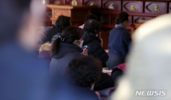 [서울=뉴시스] 김선웅 기자 = 대학수학능력시험이 나흘 앞으로 다가온 12일 서울 종로구 조계사에서 불자들이 수능 수험생 등을 위한 기도를 드리고 있다. 2023.11.12. mangusta@newsis.com