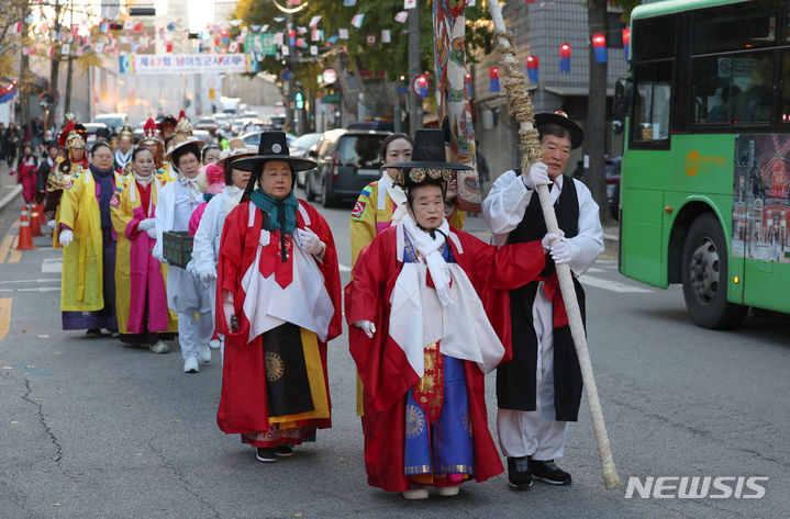 [서울=뉴시스] 김선웅 기자 = 12일 서울 용산구 용문동 남이장군 사당에서 출발한 꽃등행렬이 남이장군 부인 권씨를 모신 산천동 부군당을 향해 행진을 하고 있다. 남이장군사당제보존회가 주관하고 용산구가 후원하는 제41회 남이장군사당제는 10일부터 14일까지 열리며 행사의 하이라이트인 장군출진 재현 행렬은 13일 오전 11시 30분 남이장군 사당을 출발한다. 2023.11.12. mangusta@newsis.com