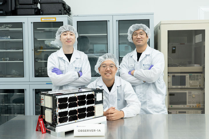 [부산=뉴시스] 나라스페이스테크놀로지 박재필 대표(가운데)와 연구원들이 옵저버 1A호와 함께 기념 촬영을 하고 있다. (사진=부산TP 제공) *재판매 및 DB 금지