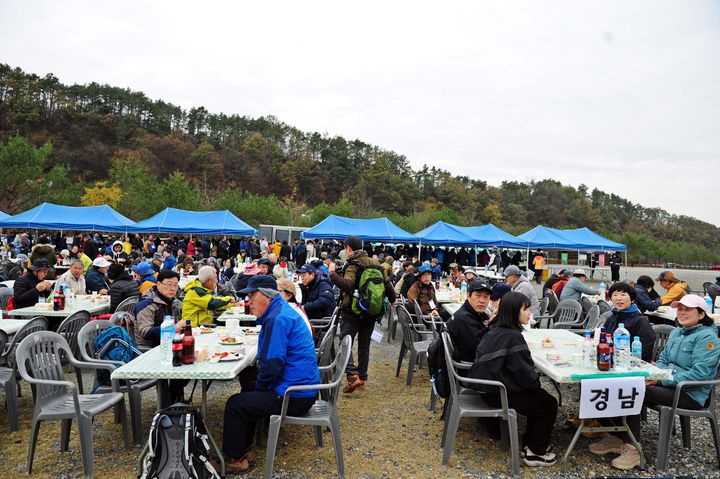 [완주=뉴시스] 대한건축사협회 소속 등산동호회 회원 600여 명이 완주 고산자연휴양림에 있는 안수산을 찾아 가을 산행에 마친 후 다과를 하고 있다. *재판매 및 DB 금지