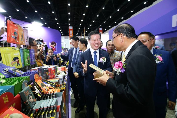 지난 9~12일(현지시간) 정부 합동으로 태국 방콕에서 '2023 태국 K-박람회'가 개최됐다. 한국콘텐츠진흥원 조현래 원장이 태국 문화부 썸싹 퐁파닛 장관과 함께 전시관을 둘러보고 있다. (사진=한국콘텐츠진흥원 제공) photo@newsis.com *재판매 및 DB 금지