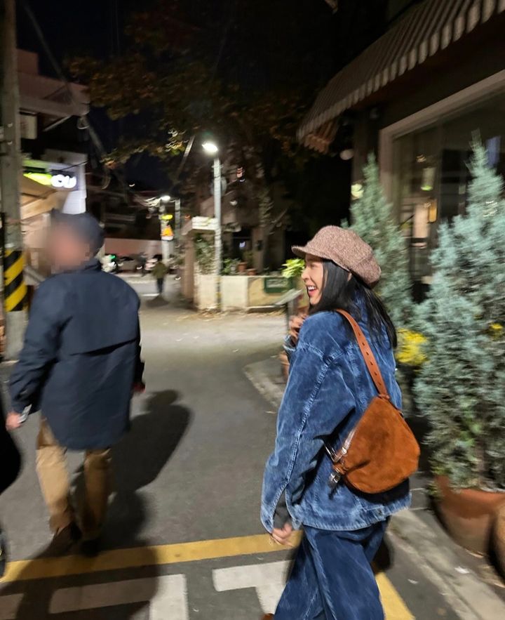 [서울=뉴시스] 가수 출신 배우 이혜영이 13일 자신의 인스타그램을 통해 남편에게 고마운 마음을 전했다. (사진=이혜영 인스타그램 캡처) 2023.11.13. photo@newsis.com *재판매 및 DB 금지