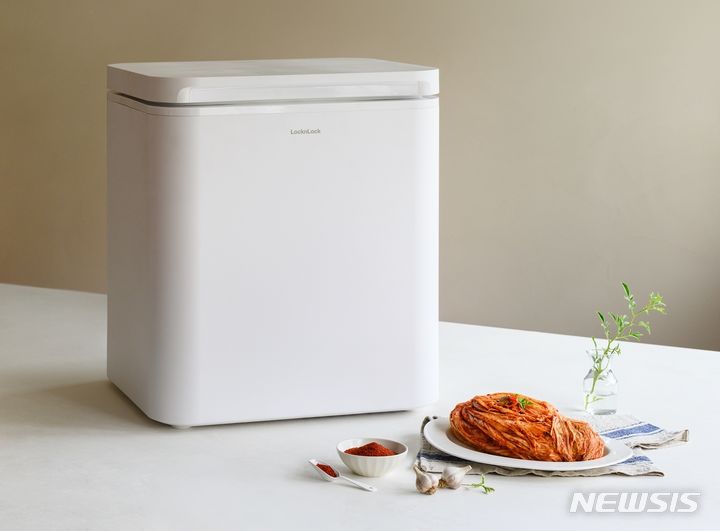 [서울=뉴시스] 락앤락 '미니 김치냉장고'. (사진=락앤락 제공) 2023.11.13. photo@newsis.com