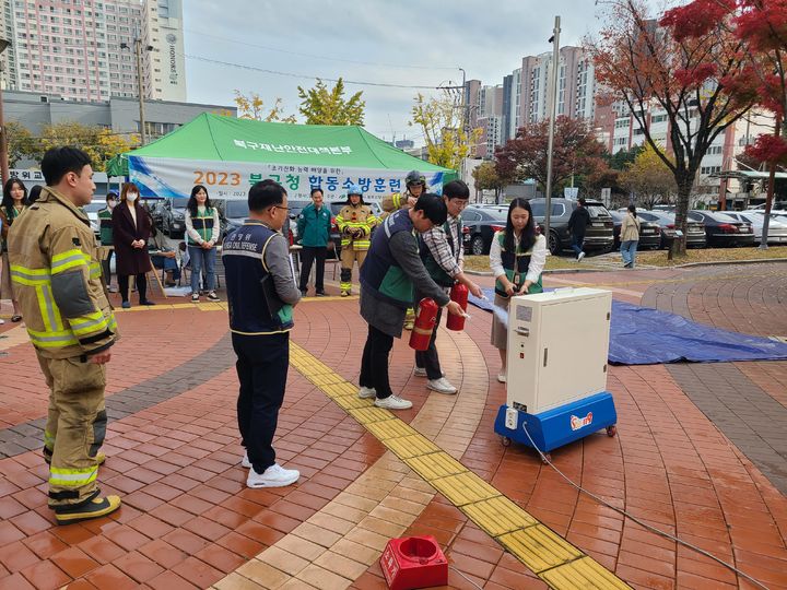 [대구=뉴시스] 대구시 북구는 구청 광장에서 2023년 합동소방훈련을 실시했다. (사진=대구시 북구 제공) 2023.11.13. photo@newsis.com *재판매 및 DB 금지