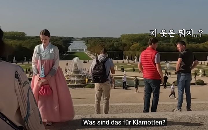 12일 유튜브 채널 '카리나의 삶'에는 '프랑스 파리에서 한복 입고 나갔더니..사람들이 눈을 못 뗍니다'라는 제목의 영상이 올라왔다. 독일에서 한국학을 전공 중인 카리나는 한복을 입고 프랑스를 여행하는 모습을 영상에 담았다.(사진 : 카리나의 삶 영상 캡처) *재판매 및 DB 금지