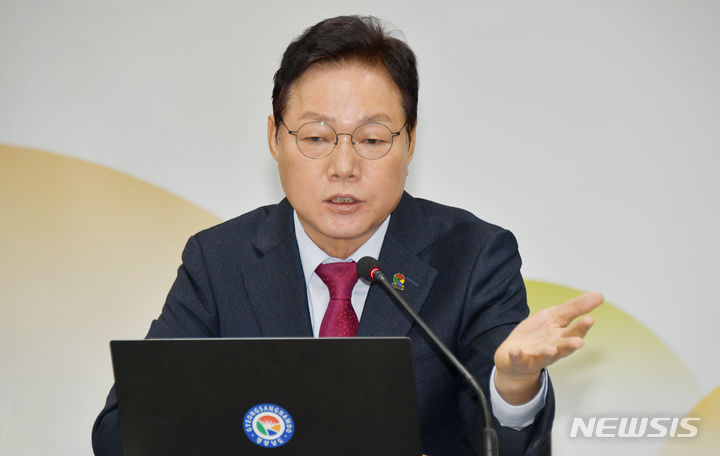 [창원=뉴시스]홍정명 기자=박완수 경남도지사가 13일 도청 도정회의실에서 실국본부장회의를 주재하고 있다.(사진=경남도 제공) 2023.11.13. photo@newsis.com