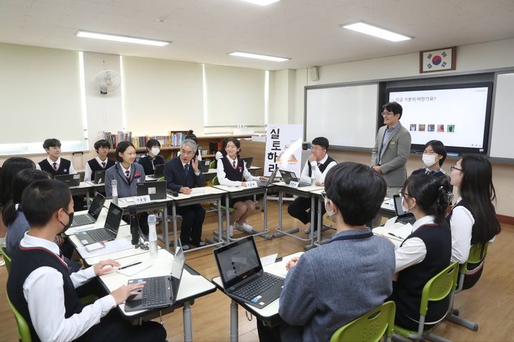 박종훈 경남교육감 수남중 독서토론 참여 모습 *재판매 및 DB 금지