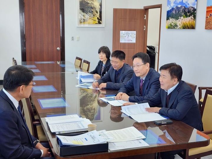 [여수=뉴시스] 정기명 전남 여수시장이 국회에서 서삼석 예산결산특별위원회 위원장과 면담하고 있다. 여수시 제공 *재판매 및 DB 금지