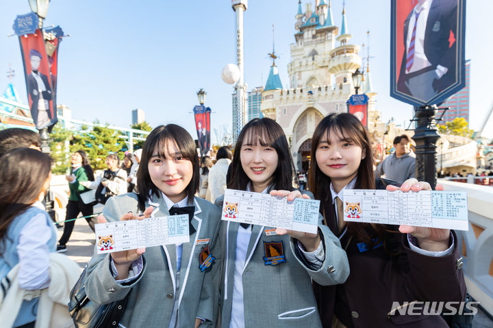 [서울=뉴시스]롯데월드는 수능 날인 16일부터 오는 30일까지 어드벤처와 아쿠아리움, 서울스카이, 어드벤처 부산, 워터파크 등에서 수험생 할인에 나설 계획이다.2023.11.14.(사진=롯데월드 제공)photo@newsis.com