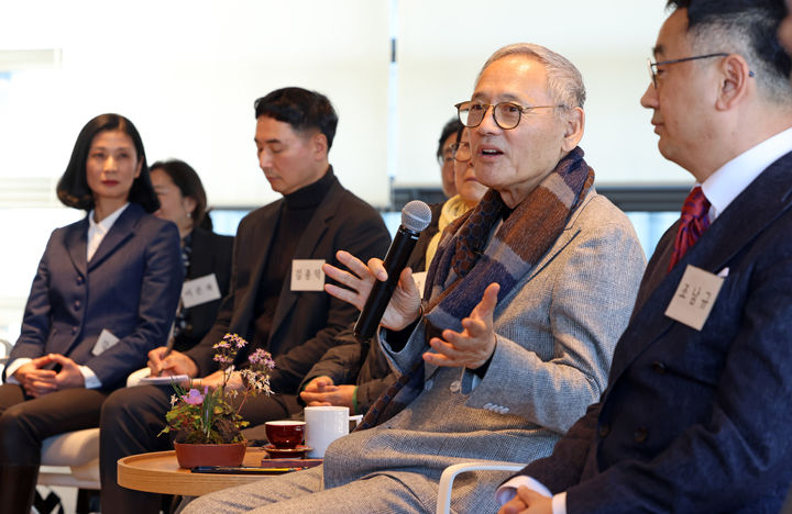 [서울=뉴시스] 유인촌 문화체육관광부 장관이 13일 서울 종로구 아트코리아랩에서 열린 무용계 현장간담회에서 무용계 인사들을 만나 새 예술정책 수립을 위한 현장 의견을 수렴하고 무용계 현안에 대해 논의하고 있다.(사진=문화체육관광부 제공) 2023.11.13. photo@newsis.com *재판매 및 DB 금지