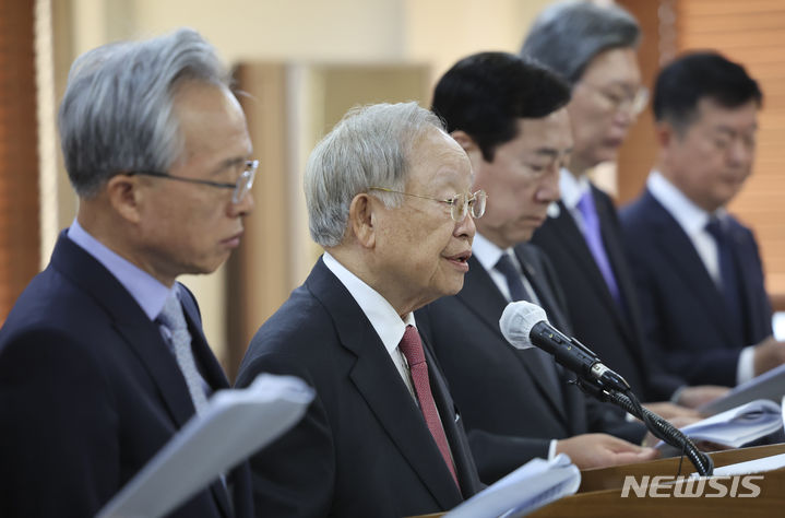 [서울=뉴시스] 김근수 기자 = 손경식 한국경영자총협회장이 13일 서울 중구 프레스센터에서 열린 노동조합법 개악 규탄 및 거부권 행사 건의 공동성명에서 취지발언을 하고 있다. 2023.11.13. ks@newsis.com