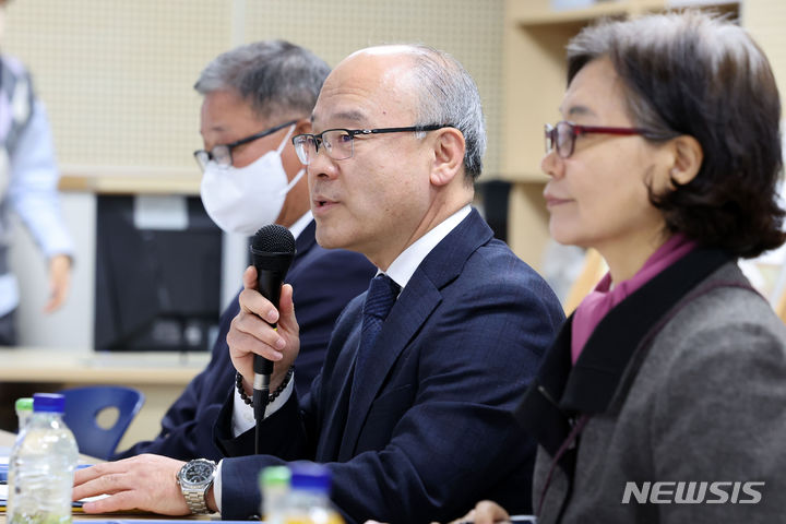 [서울=뉴시스] 조희연 서울시교육감이 대법원 판결로 직을 잃으며 설세훈 부교육감이 권한대행을 맡는다. 사진은 설세훈 권한대행(가운데)이 지난해 11월13일 오전 서울 금호동 금호고등학교에서 진행된 수능시험 준비상황 점검 간담회에 참석해 인사말을 하는 모습. (공동취재사진) 2024.08.29. photo@newsis.com