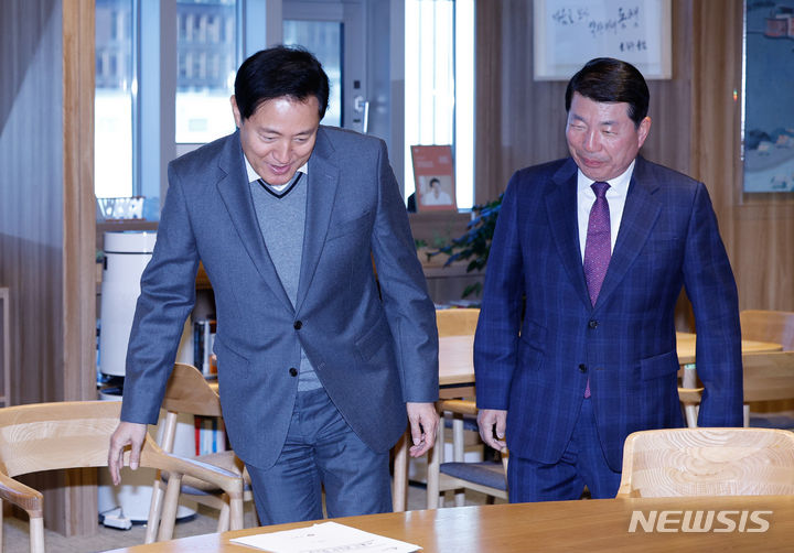 [서울=뉴시스] 김근수 기자 = 오세훈 서울시장과 백경현 구리시장이 13일 오전 서울 중구 서울시청에서 구리시의 서울 편입 관련 논의를 하기 위해 자리로 이동하고 있다. (공동취재사진) 2023.11.13. photo@newsis.com