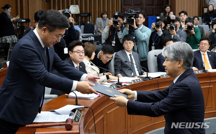 [서울=뉴시스] 추상철 기자 = 이종석 헌법재판소장 후보자가 13일 오전 서울 여의도 국회에서 열린 인사청문회에서 윤호중 위원장에게 선서문을 전달하고 있다. 2023.11.13. scchoo@newsis.com