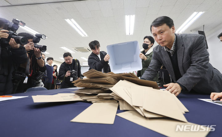 [서울=뉴시스] 김근수 기자 = 13일 서울 종로구 서울시선거관리위원회에서 열린 제22회 국회의원 선거 대비 모의개표 실습에서 서울시선관위 직원들이 모의실습을 하고 있다. 2023.11.13. ks@newsis.com