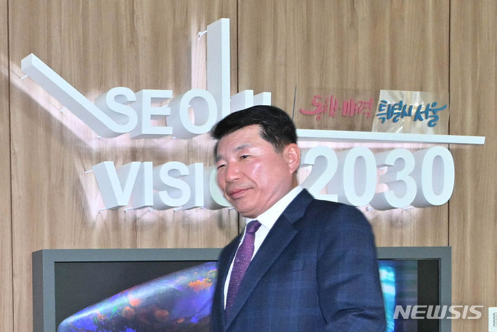 [서울=뉴시스] 김근수 기자 = 백경현 구리시장이 13일 오전 서울 중구 서울시청에서 오세훈 서울시장과의 면담 이후 기자들과 일문일답을 하기 위해 이동하고 있다. (공동취재사진) 2023.11.13. photo@newsis.com