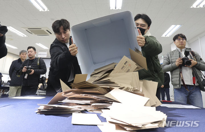 [서울=뉴시스] 김근수 기자 = 13일 서울 종로구 서울시선거관리위원회에서 열린 제22회 국회의원 선거 대비 모의개표 실습에서 서울시선관위 직원들이 모의실습을 하고 있다. 2023.11.13. ks@newsis.com