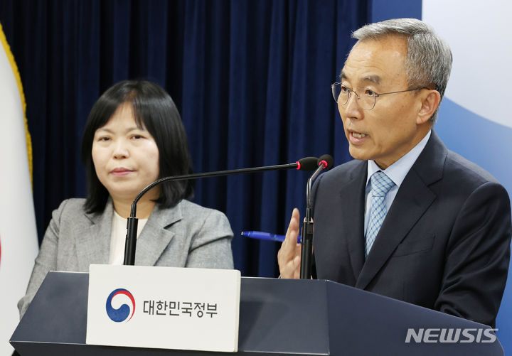 [서울=뉴시스] 김명원 기자 = 김우승 글로컬대학위원회 부위원장이 13일 서울 종로구 정부서울청사에서 글로컬대학 본지정 결과 브리핑을 하고 있다. 2023년 글로컬 본지정 대학은 강원대학교·강릉원주대, 경상국립대학교, 부산대학교·부산교육대학교, 순천대학교, 안동대학교·경북도립대학교, 울산대학교, 전북대학교, 충북대학교·한국교통대학교, 포항공과대학교, 한림대학교 등 총 10개이다. 2023.11.13. kmx1105@newsis.com