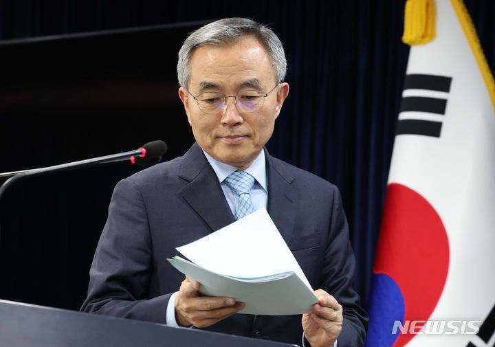 [서울=뉴시스] 김명원 기자 = 김우승 글로컬대학위원회 부위원장이 13일 서울 종로구 정부서울청사에서 글로컬대학 본지정 결과 브리핑을 위해 단상에 오르고 있다. 2023년 글로컬 본지정 대학은 강원대학교·강릉원주대, 경상국립대학교, 부산대학교·부산교육대학교, 순천대학교, 안동대학교·경북도립대학교, 울산대학교, 전북대학교, 충북대학교·한국교통대학교, 포항공과대학교, 한림대학교 등 총 10개이다. 2023.11.13. kmx1105@newsis.com