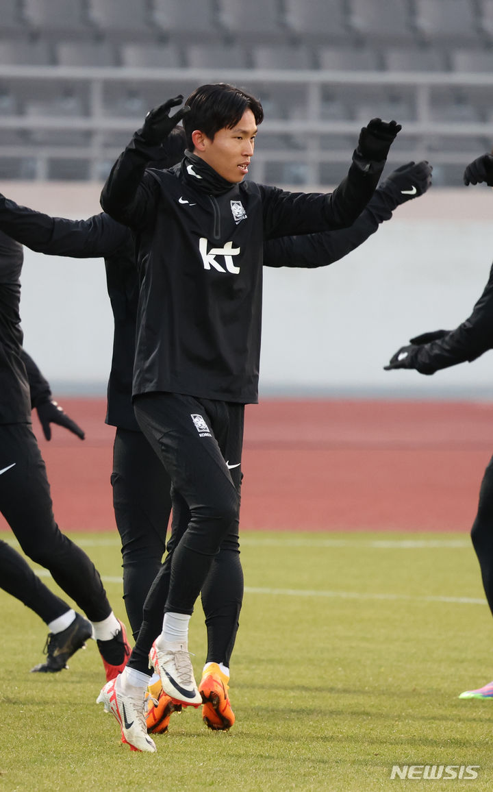 [서울=뉴시스] 고승민 기자 = 2026 피파 북중미 월드컵 아시아 지역 2차 예선을 앞둔 한국 남자 축구대표팀 정우영이 13일 서울 목동운동장 주경기장에서 훈련을 하고 있다. 2023.11.13. kkssmm99@newsis.com