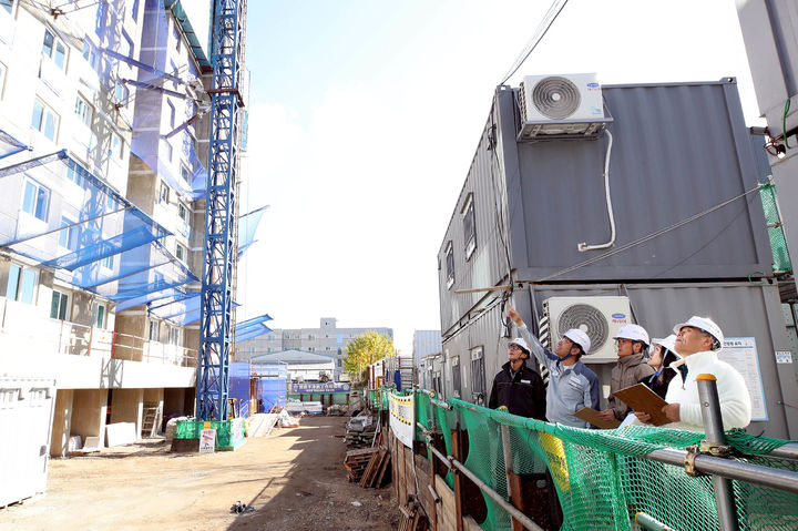 [광주=뉴시스] 변재훈 기자 = 지난해 11월13일 광주 북구 용봉동 한 아파트 건설 공사장에서 북구청 안전총괄과 직원과 민간전문가 등 현장관계자들이 겨울철 산업재해 예방 안전 점검을 하고 있는 모습. (사진=광주 북구 제공) 2023.11.13. photo@newsis.com *재판매 및 DB 금지