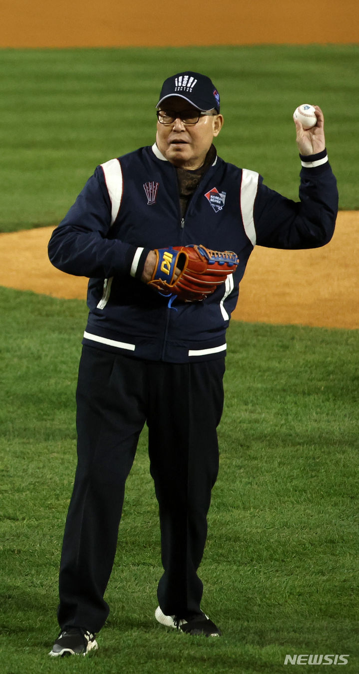 [서울=뉴시스] 김선웅 기자 = 김인식 전 야구 국가대표 감독이 13일 서울 잠실야구장에서 열린 2023 프로야구 한국시리즈 kt와 LG 트윈스의 5차전 경기 시작 전 시구를 하고 있다. 2023.11.13. mangusta@newsis.com