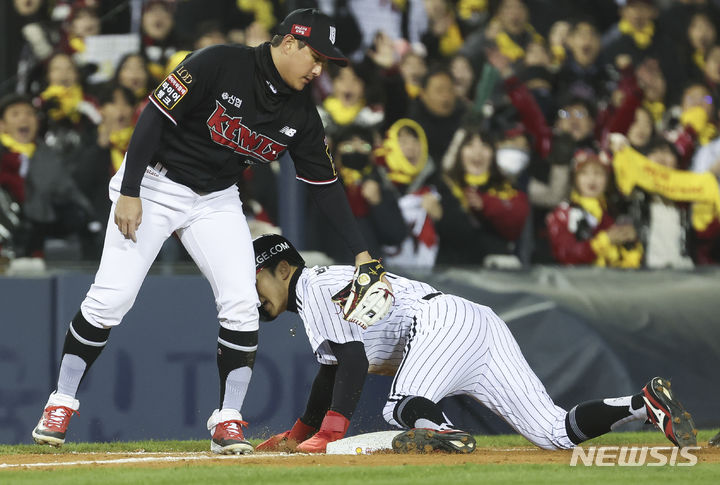 [서울=뉴시스] 김근수 기자 = 13일 서울 송파구 잠실야구장에서 열린 '2023 신한은행 쏠 KBO 한국시리즈(KS)' 5차전 kt 위즈와 LG 트윈스의 경기. 3회말 1사 주자 2루 상황 김현수 타석 때 2루 주자 박해민이 3루 도루에 성공하고 있다. 2023.11.13. ks@newsis.com