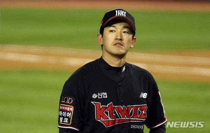 [서울=뉴시스] 김금보 기자 = 13일 서울 송파구 잠실야구장에서 열린 '2023 신한은행 쏠 KBO 한국시리즈(KS)' 5차전 kt 위즈와 LG 트윈스의 경기, kt 선발 고영표가 3실점으로 이닝을 마치고 더그아웃으로 향하고 있다. 2023.11.13. kgb@newsis.com