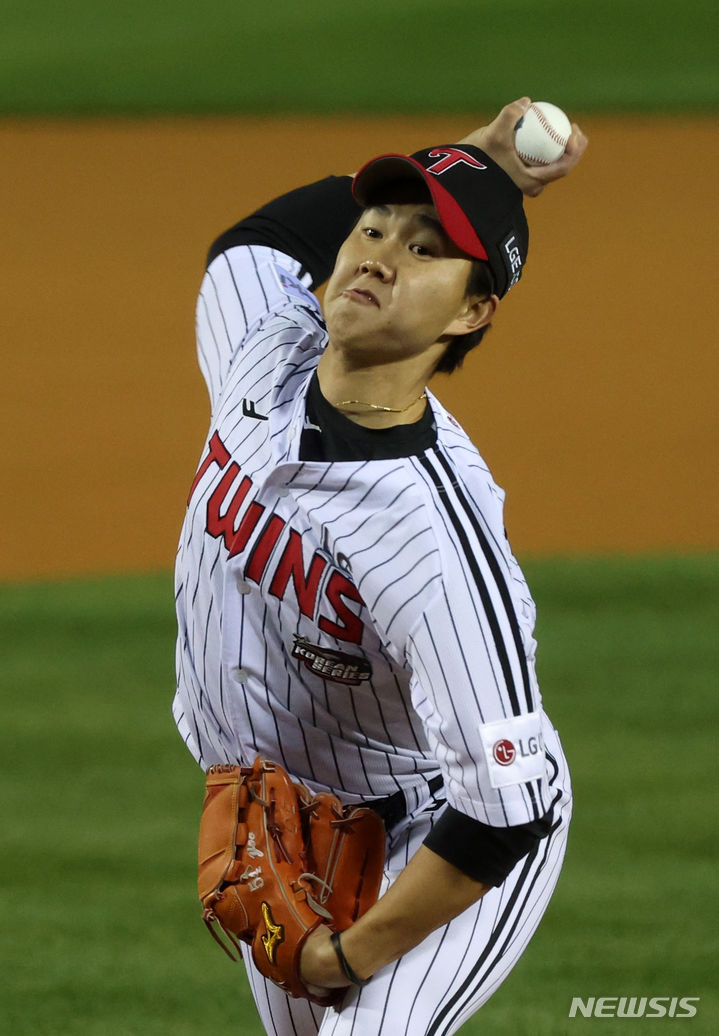 [서울=뉴시스] 김선웅 기자 = 13일 서울 잠실야구장에서 열린 2023 프로야구 한국시리즈 kt와 LG 트윈스의 5차전 경기, 6회초 LG 교체투수 유영찬이 역투하고 있다. 2023.11.13. mangusta@newsis.com