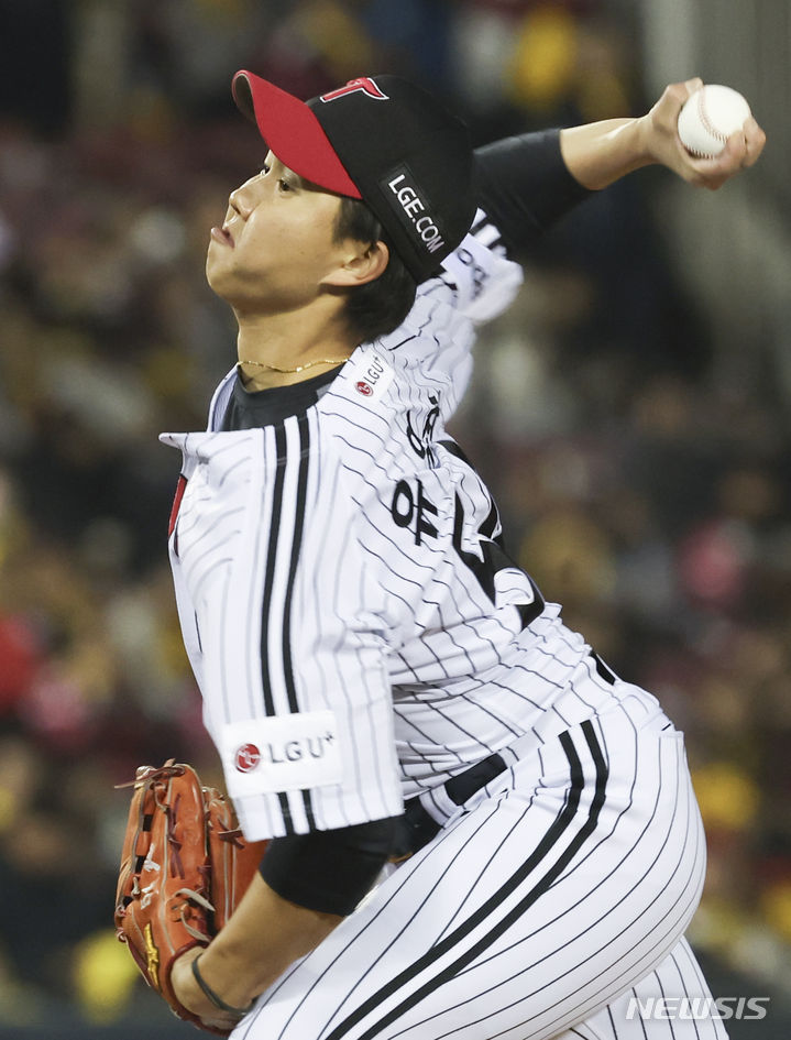[서울=뉴시스] 김근수 기자 = 13일 서울 송파구 잠실야구장에서 열린 '2023 신한은행 쏠 KBO 한국시리즈(KS)' 5차전 kt 위즈와 LG 트윈스의 경기. 7화초 LG 두번째 투수 유영찬이 역투하고 있다. 2023.11.13. ks@newsis.com
