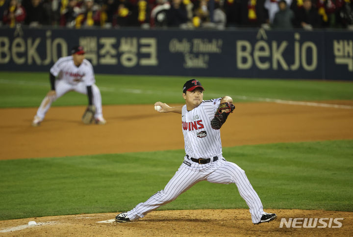 [서울=뉴시스] 김금보 기자 = 13일 서울 송파구 잠실야구장에서 열린 '2023 신한은행 쏠 KBO 한국시리즈(KS)' 5차전 kt 위즈와 LG 트윈스의 경기, 9회초 LG 마무리 고우석이 역투하고 있다. 2023.11.13. kgb@newsis.com