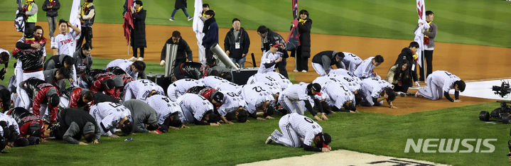 [서울=뉴시스] 김선웅 기자 = 13일 서울 잠실야구장에서 열린 2023 프로야구 한국시리즈 kt와 LG 트윈스의 5차전 경기, 6:2로 kt를 꺾고 통합 우승을 확정지은 LG 트윈스 선수들이 팬들을 향해 감사의 큰절을 올리고 있다. 2023.11.13. mangusta@newsis.com