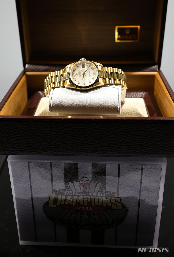 [서울=뉴시스] 최진석 기자 = 13일 서울 송파구 잠실야구장에 '2023 신한은행 쏠 KBO 한국시리즈(KS)' MVP LG 트윈스 오지환에게 전달될 롤렉스 시계가 전시돼 있다. 2023.11.13. myjs@newsis.com