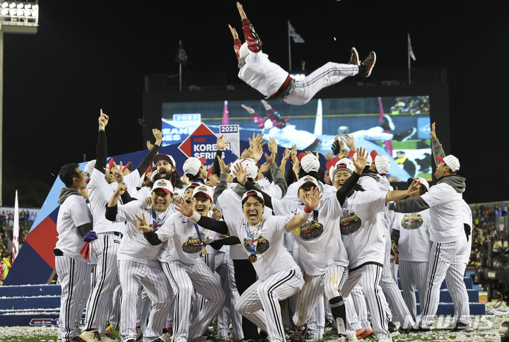 [서울=뉴시스] 김근수 기자 = 13일 서울 송파구 잠실야구장에서 열린 '2023 신한은행 쏠 KBO 한국시리즈(KS)' 5차전 kt 위즈와 LG 트윈스의 경기. 6대2로 승리하며 한국시리즈 우승을 차지한 LG 트윈스 선수들이 염경엽 감독을 헹가래 치고 있다. 2023.11.13. ks@newsis.com